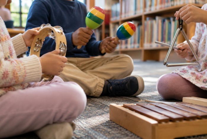 Kinderinstrumente in einer Bibliothek